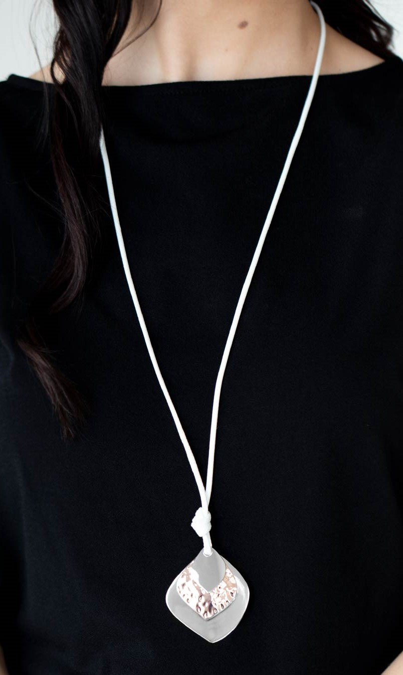 Face The ARTIFACTS White Necklace